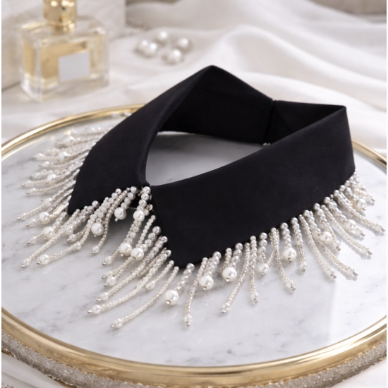 Czarny biżuteryjny kołnierzyk ze srebrnymi i białymi dodatkami – elegancki, efektowny akcent stylizacji.